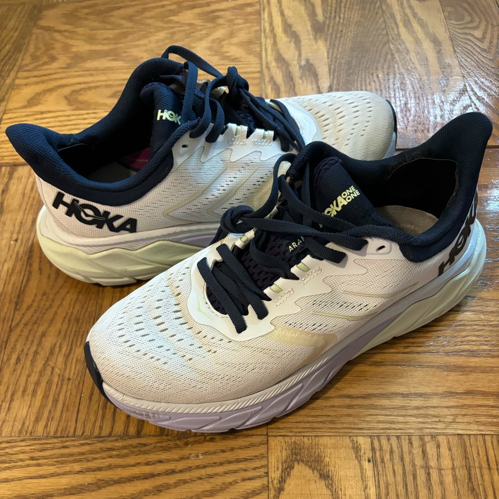 HOKA ONE Arahi 5 Navy White Yellow Sneakers